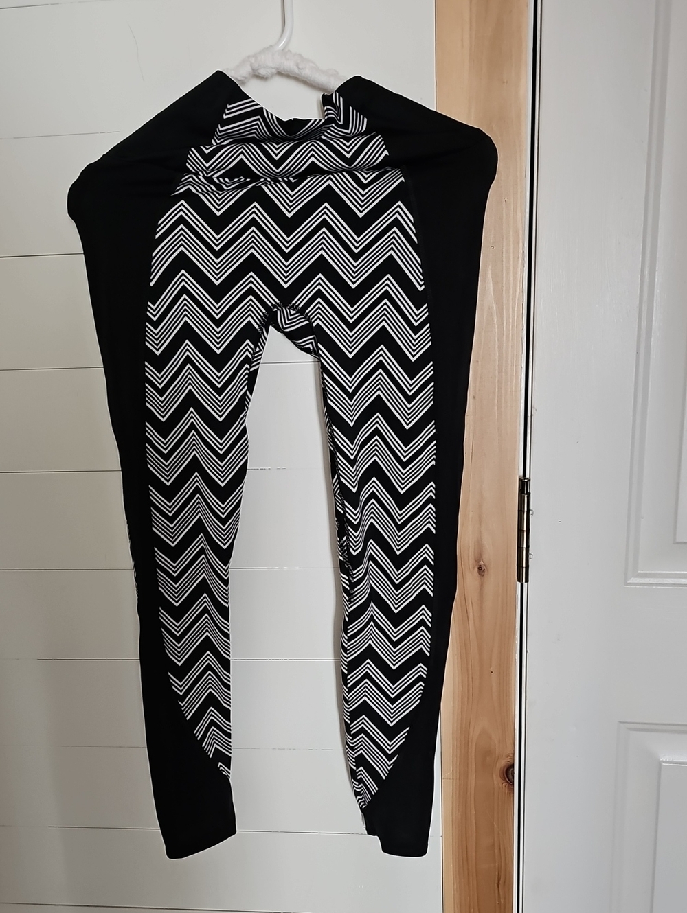 K-DEER Black and White Chevron Panel Leggings